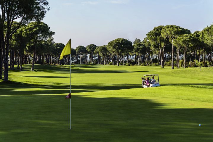 Golfkart auf dem Golfplatz vom ROBINSON Club Nobilis