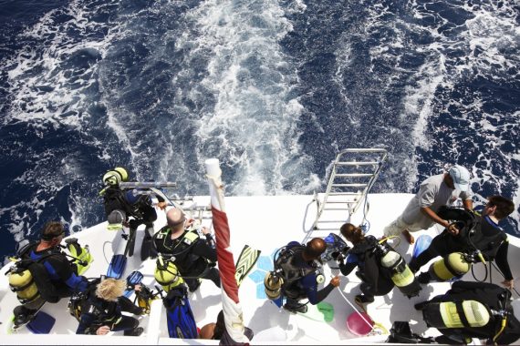 Tauchgruppe bei einem Tauchausflug auf dem Meer