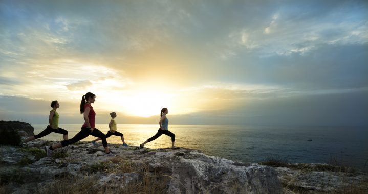 Outdoor-Yoga am Meer in der Gruppe