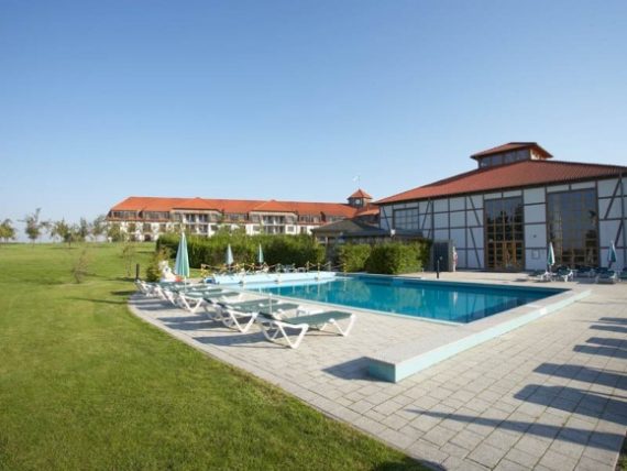 Blick auf den Pool des ROBINSON Club Fleesensee, Deutschland