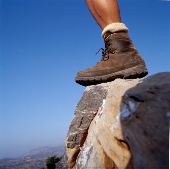 Wanderstiefel auf einem Felsen