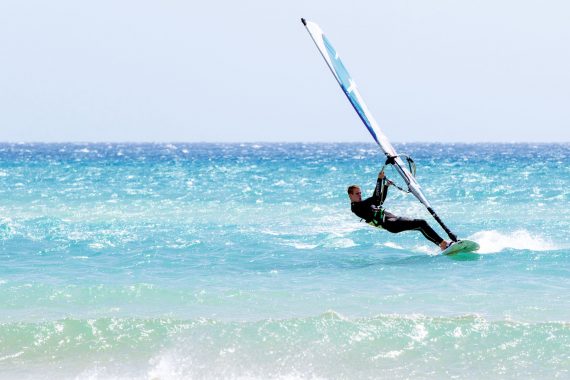 Windsurfer auf dem Wasser in Jandia, Fuerteventura