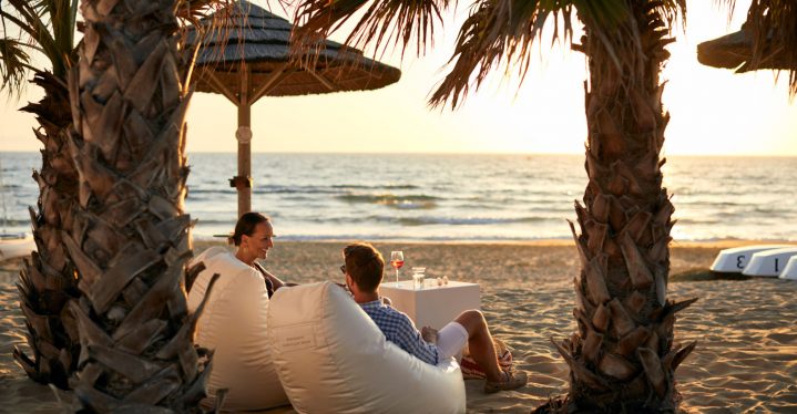 Beim Sundowner am Strand den tag ausklingen lassen