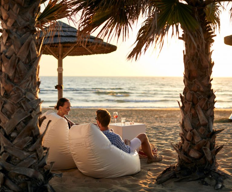 Beim Sundowner am Strand den tag ausklingen lassen