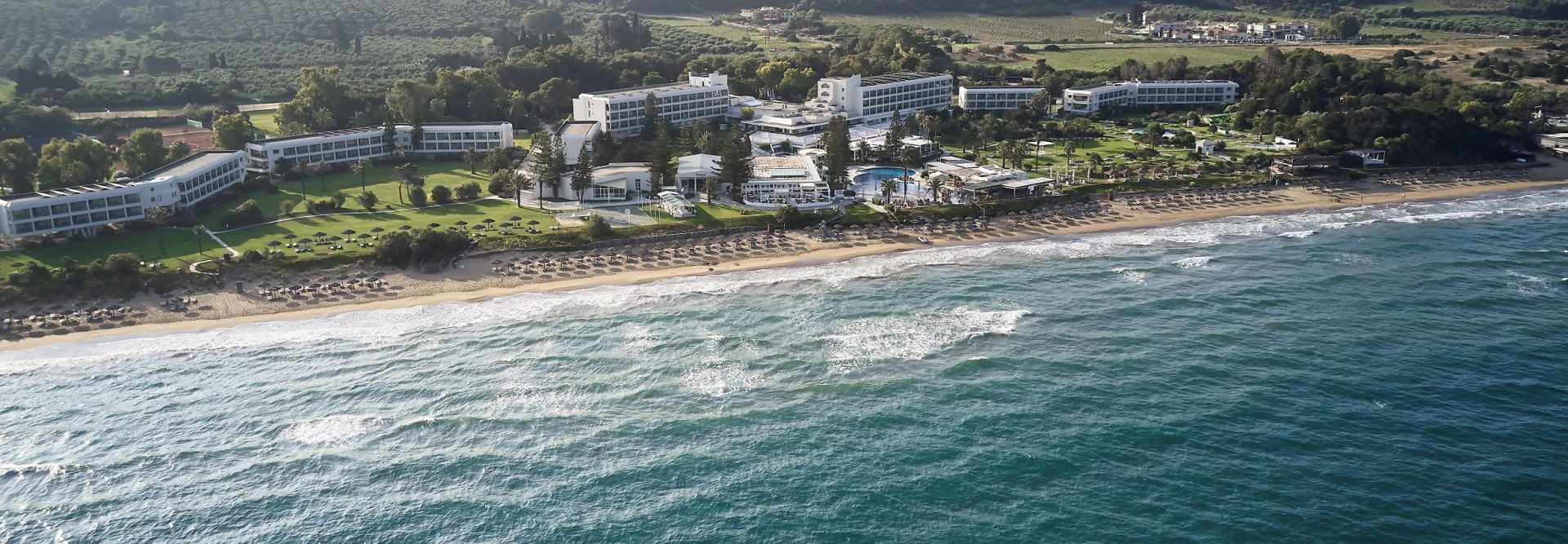 Blick von oben auf den ROBINSON Kyllini Beach direkt am Strand