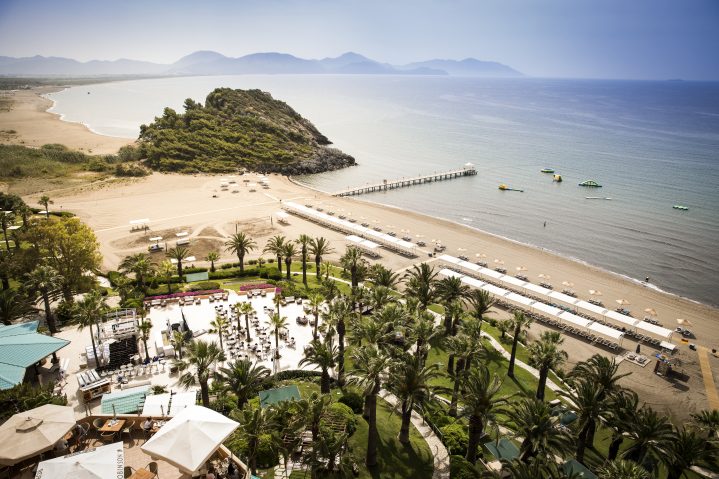 Blick von oben auf den ROBINSON Club Sarigerme Park und das Meer, Clubvergleich Türkei