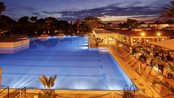 Pool vom ROBINSON Club Apulia am Abend
