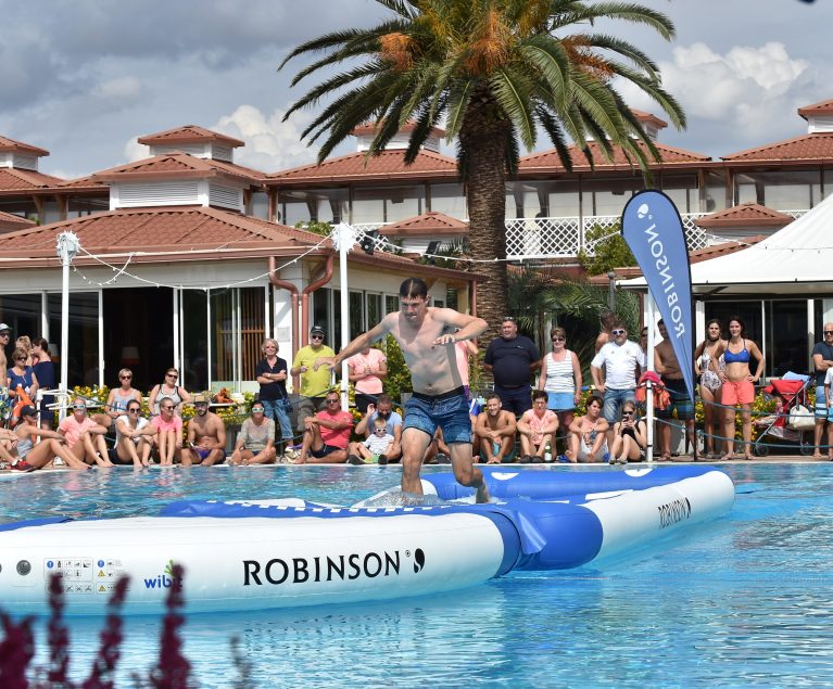 Sportlicher Wettkampf im Pool - und immer schön das Gleichgewicht behalten. Foto: picture alliance für Sporthilfe