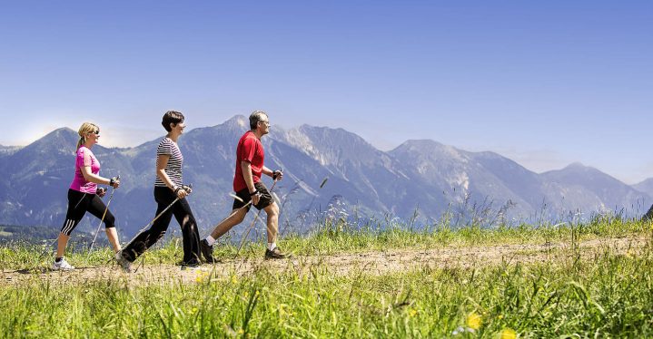 Deine Wanderlust trägt dich durch die atemberaubende Landschaft der Schweiz.