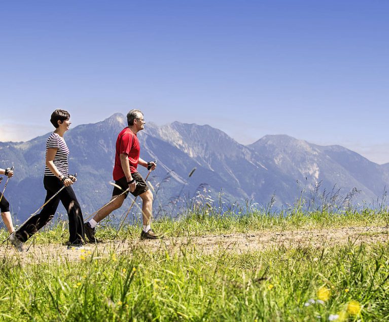 Deine Wanderlust trägt dich durch die atemberaubende Landschaft der Schweiz.