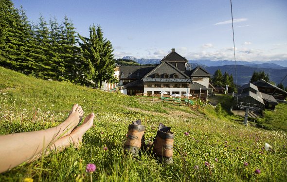 Nimm dir eine Auszeit vom Alltag und genieße die tolle Landschaft beim Wandern. 