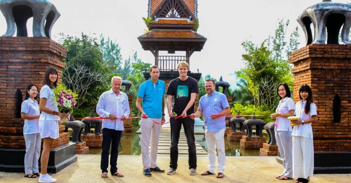 Der ROBINSON Club Khao Lak in Thailand ist eröffnet. Der erste Gast hat feierlich das Band durchschnitten. Herzlich Willkommen!