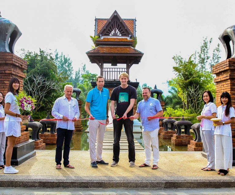 Der ROBINSON Club Khao Lak in Thailand ist eröffnet. Der erste Gast hat feierlich das Band durchschnitten. Herzlich Willkommen!