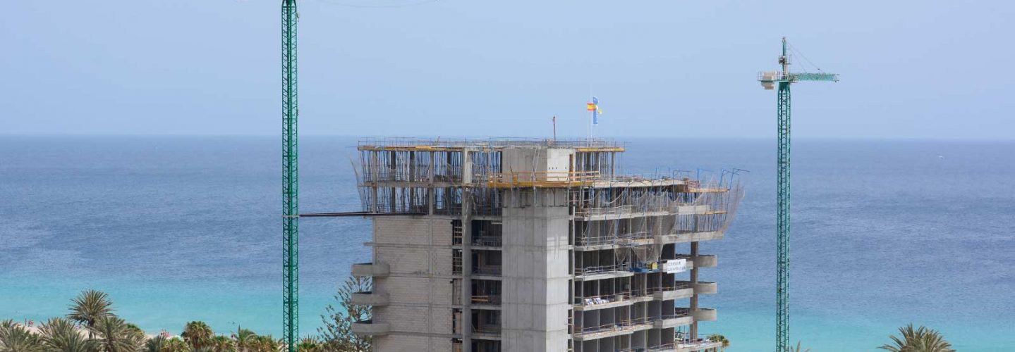 Zwei Baukräne vor Rohabu des ROBINSON Club Jandia Playa