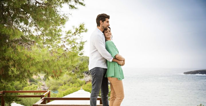 Paar blickt auf Meer im ROBINSON CLUB Cala Serena auf Mallorca