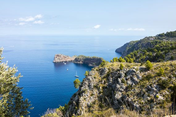 Blick vom Berg aus auf das Meer bei Valldemossa