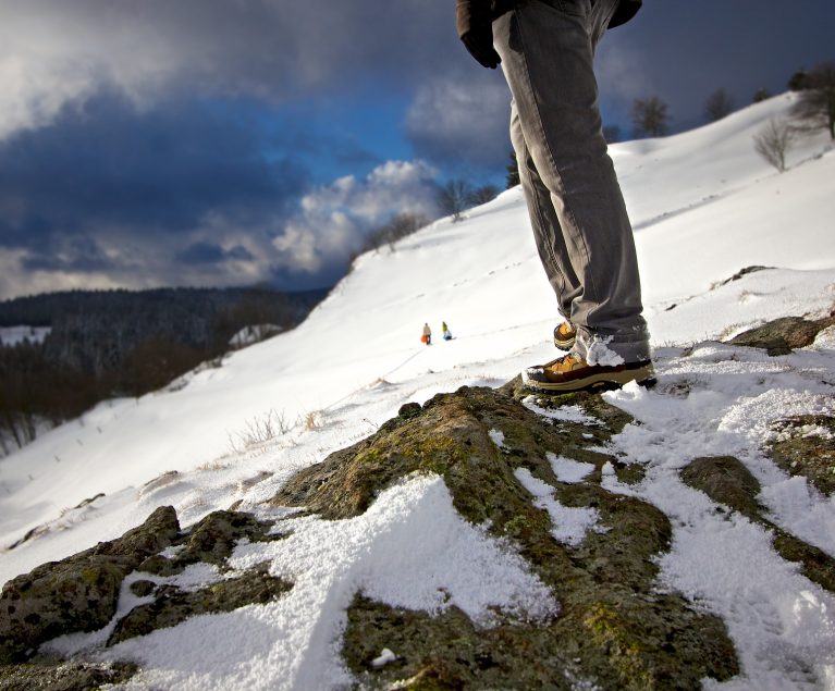 Bergwandern im Winter: Mit der richtigen Ausrüstung bist du auch für die kalte Jahreszeit in den Bergen gerüstet.