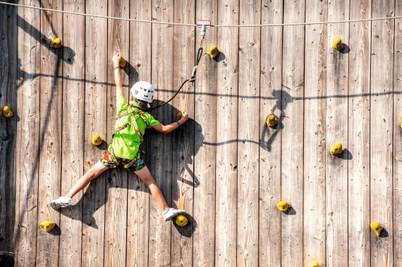 Kind an einer Kletterwand