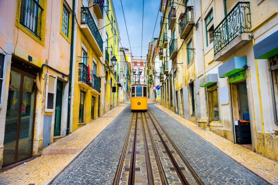 Tram in der Altstadt von Lissabon