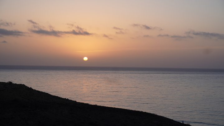 Sonnenaufgang über dem Meer auf Fuerteventura