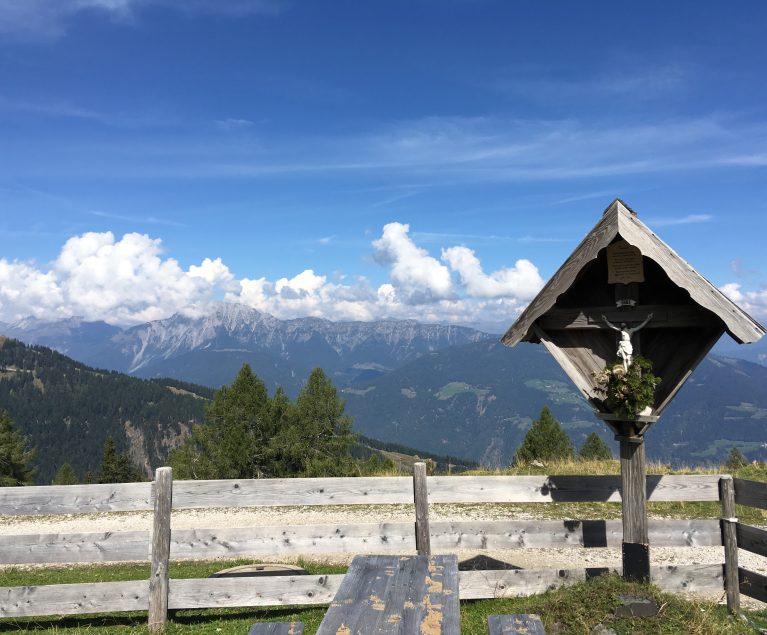 Geschafft: Die Tröpolacher Alm ist erreicht und belohnt mit tollem Ausblick