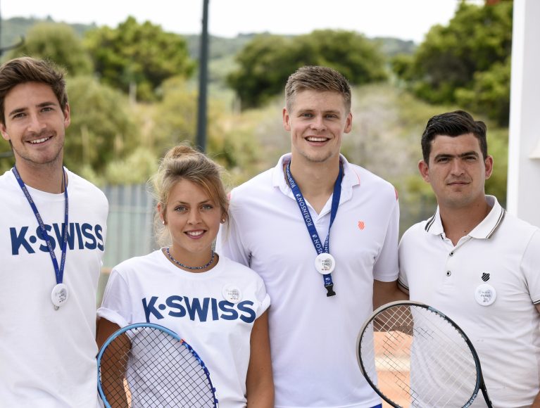 Das ROBINSON Tennis-Team trägt luftige und bequeme Outfits von K-SWISS.