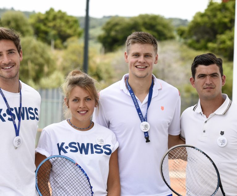 Das ROBINSON Tennis-Team trägt luftige und bequeme Outfits von K-SWISS.