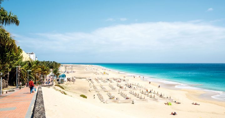Blick auf den Strand und das Meer vom Jandia Playa in Fuerteventura, Spanien