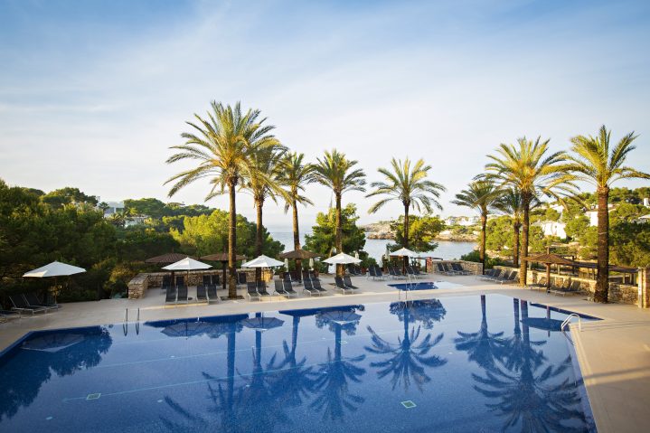 Pool mit Meerblick des ROBINSON CALA SERENA auf Mallorca