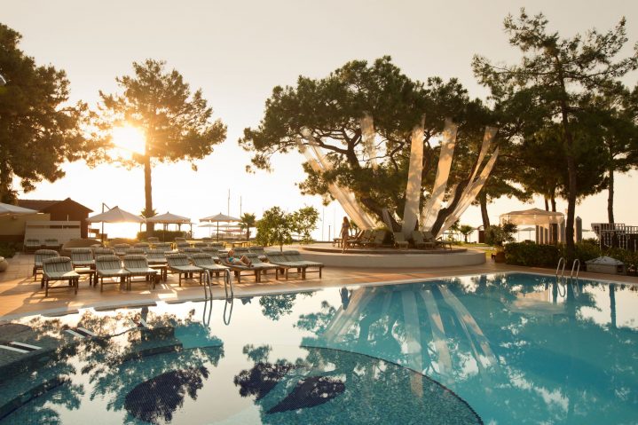 Pool des ROBINSON Club Camyuva in der Türkei bei Sonnenuntergang, Clubverleich Türkei