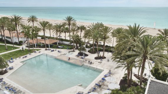 Blick von oben auf den Hauptpool und das Meer im ROBINSON Club Jandia Playa