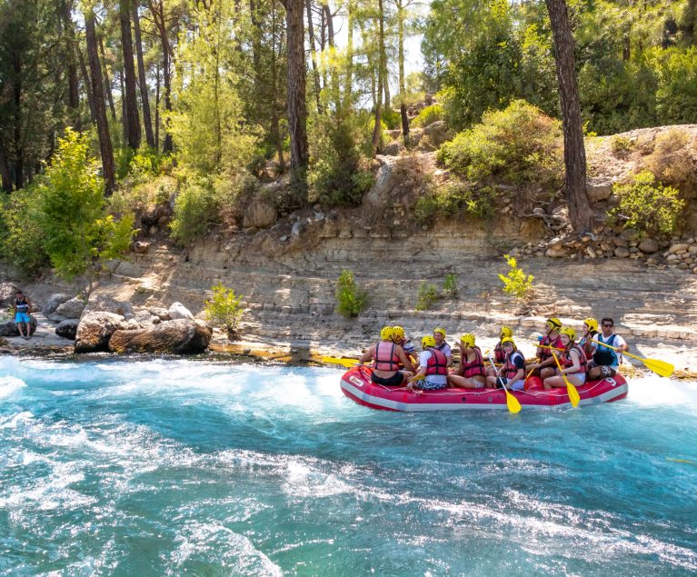 Rafting Touren im Urlaub: Puren Wildwasser-Spaß erleben