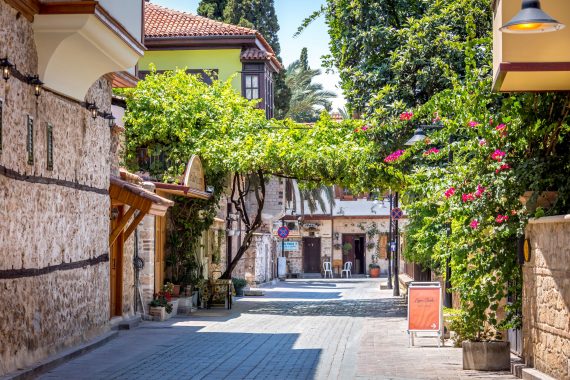 Kleine Gasse in der Altstadt von Antalya, Türkei