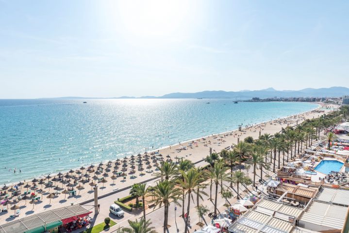 Blick von oben auf die Playa de Palma, Mallorca