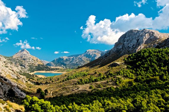 Blick auf einen See und die Berge im Tramuntana Gebirge Mallorca, Spanien