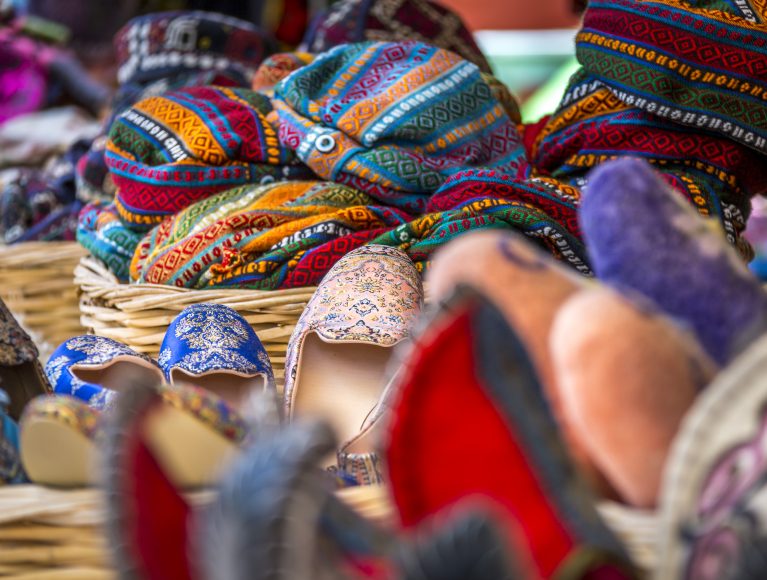 Bunte Waren auf dem türkischen Basar