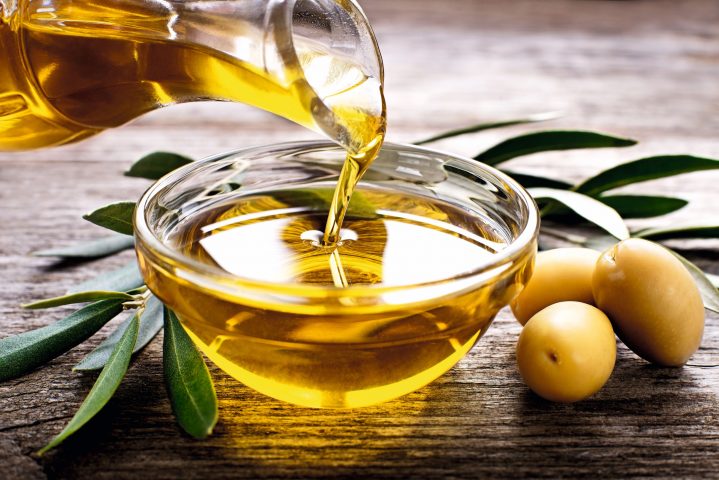 Schüssel mit Olivenöl