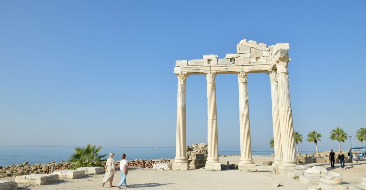 Der Apollo Tempel Side mit den 5 weißen Säulen.