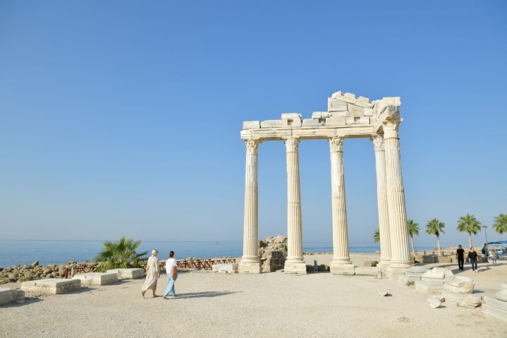 Apollo Tempel Side mit den 5 weißen Säulen
