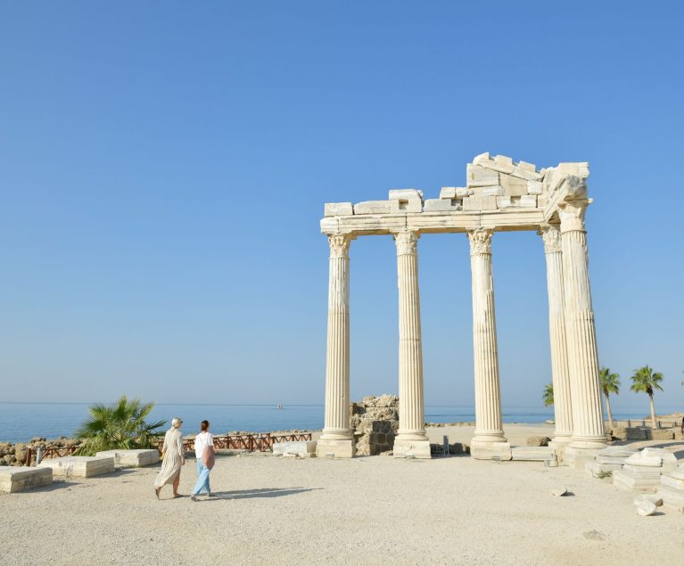 Der Apollo Tempel Side mit den 5 weißen Säulen.