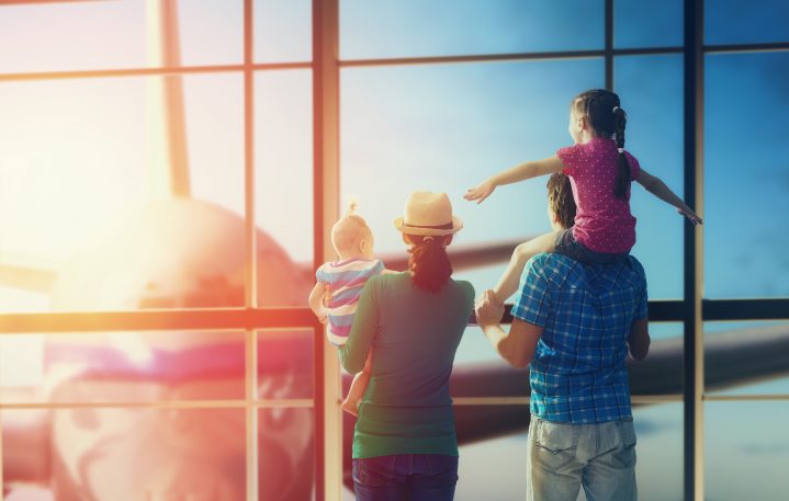 Familie am Flughafen