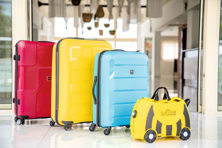 4 Koffer am Hoteleingang