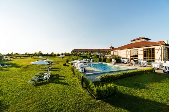 Außenbereich mit Pool und Liegewiese des ROBINSON Fleesensee, Mecklenburg-Vorpommern, Deutschland