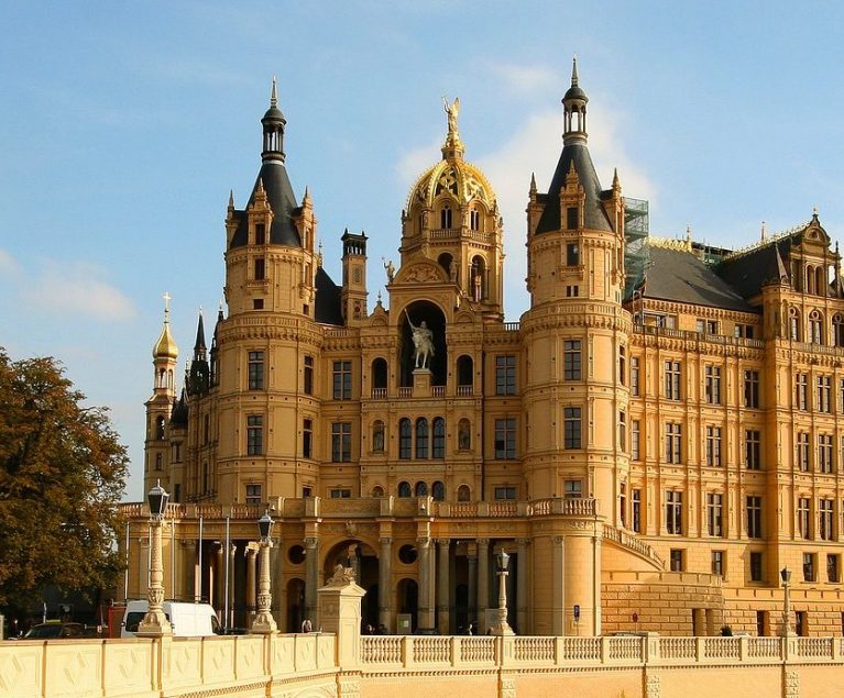 Das Schweriner Schloss mit seinen prächtigen Gärten: ein absolutes Muss bei deinem Besuch in Mecklenburg-Vorpommern