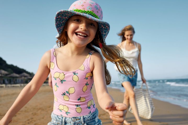 Mutter und Tochter am Strand