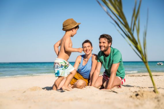 Mutter, Vater und kleiner Sohn am Strand