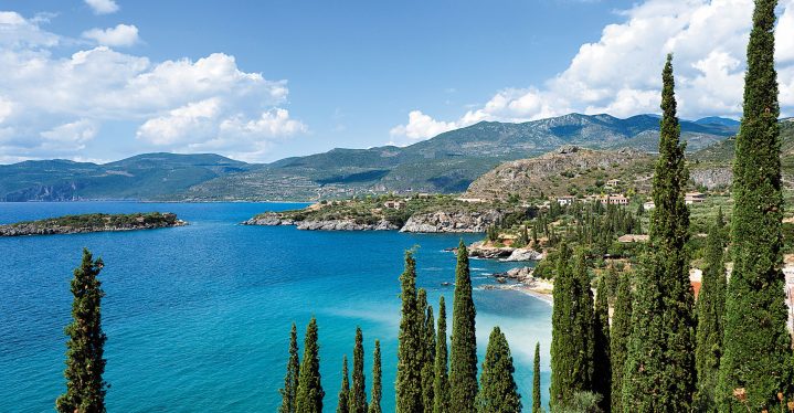 Die Küste Peloponnes hat einiges für Paare, Singles und Familien zu bieten.