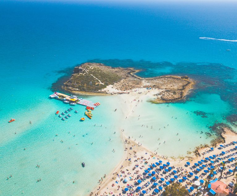 Traumhafte Strandkulisse von oben: der Ayia Napa Strand auf Zypern