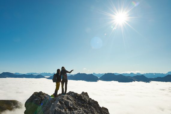 Zwei Wanderer auf auf Gipfel am Weißhorn