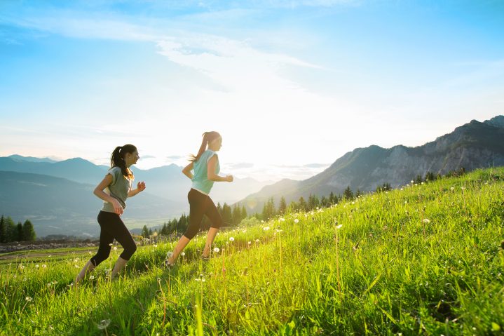 Zwei Frauen beim Joggen in den Bergen